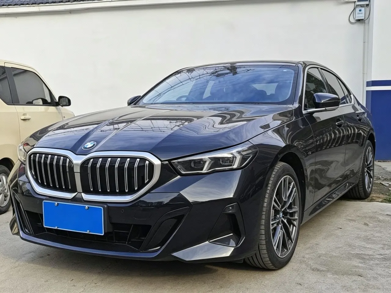 Открыть галерею: BMW 5 Series 2025 530Li 48V 2.0T Leading M Sports Suit Automatic Gear