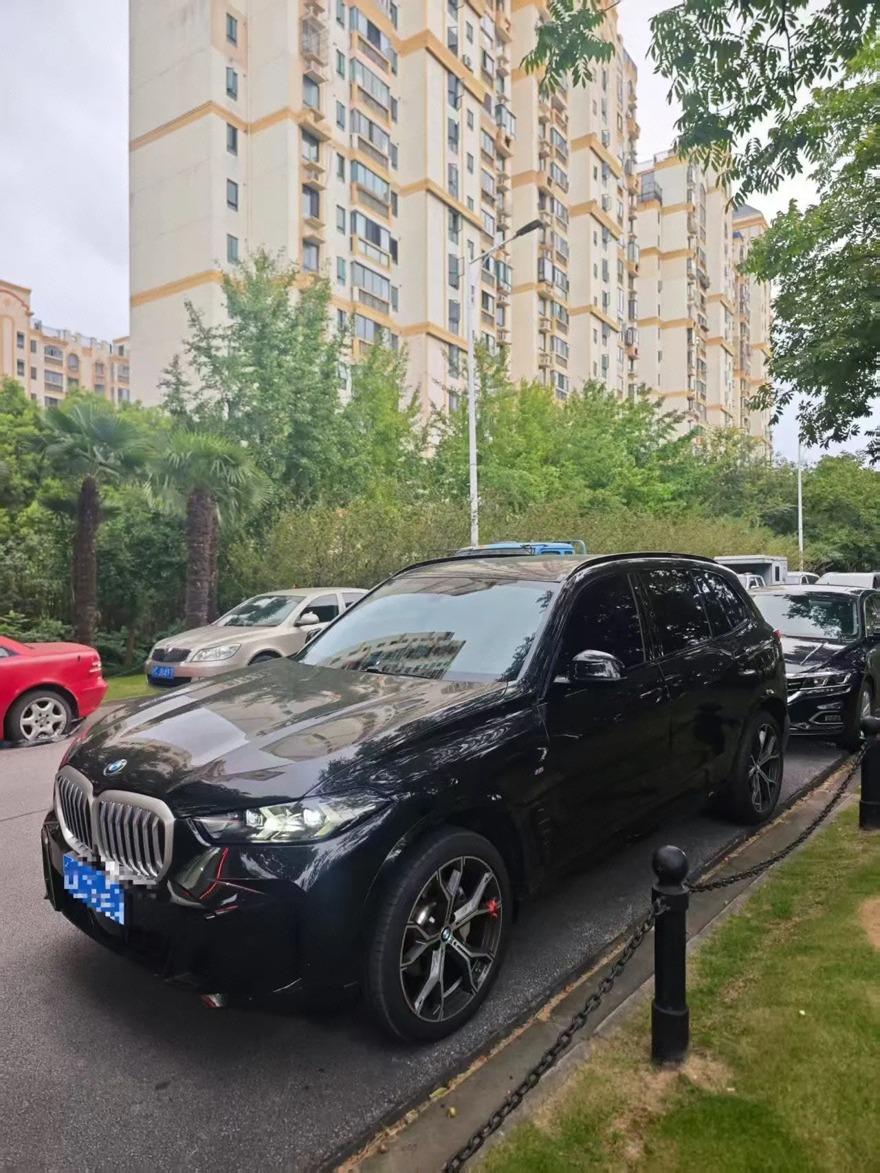 Открыть галерею: BMW 2026 X5 xDrive30Li 48V 2.0T exclusive m sports obsidian night suit automatic gear