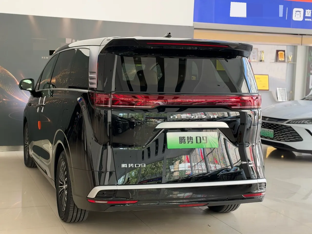 Denza 2025 Denza D9 DM-i 1.5T Stepless Smart Driving Edition 1020 Four-wheel Drive Honorable Automatic Gear 11