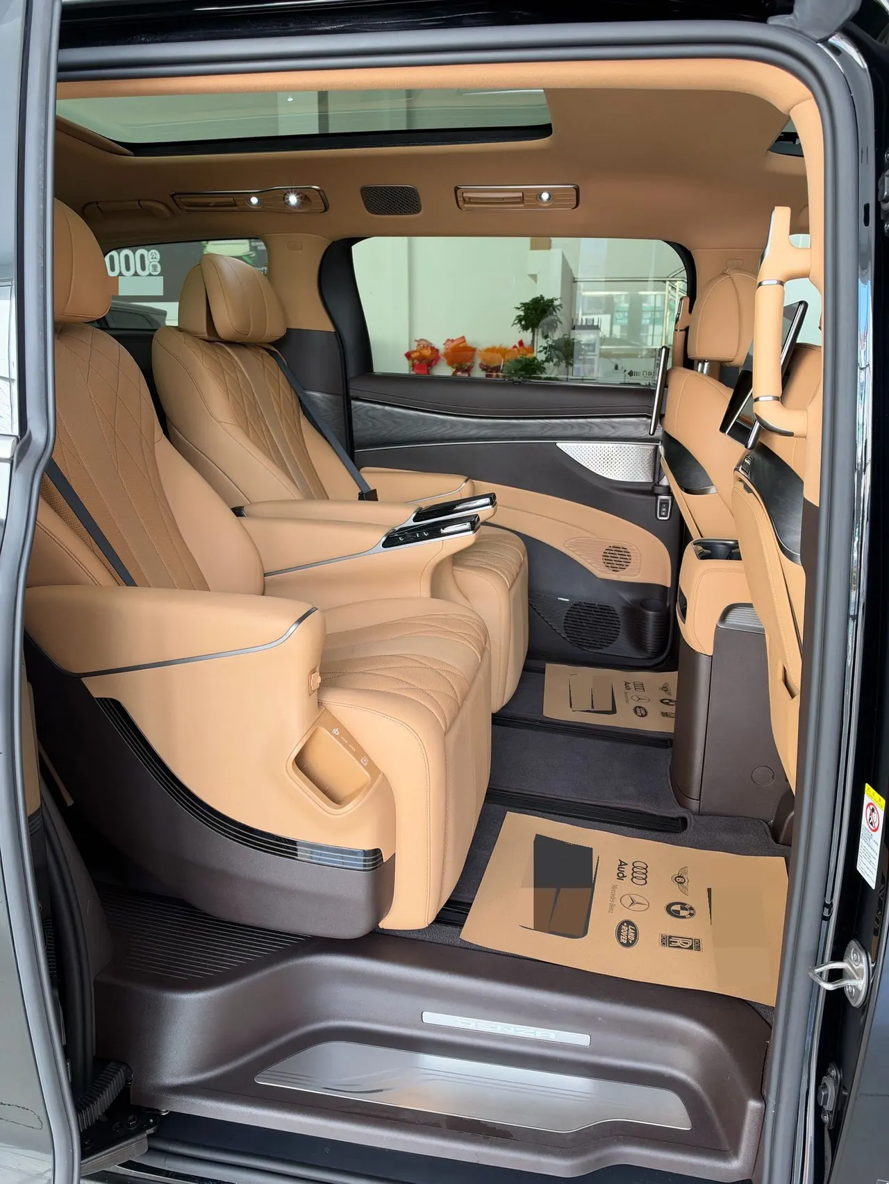 Denza 2025 Denza D9 DM-i 1.5T Stepless Smart Driving Edition 1020 Four-wheel Drive Honorable Automatic Gear 12