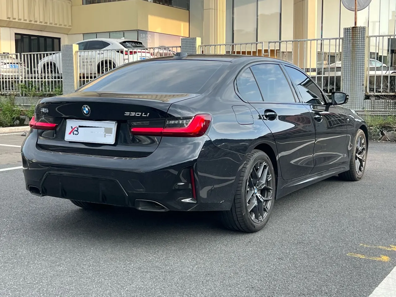 BMW 3 Series 2025 330Li 2.0T M Sports Obsidian Night Suit Automatic Gear 2