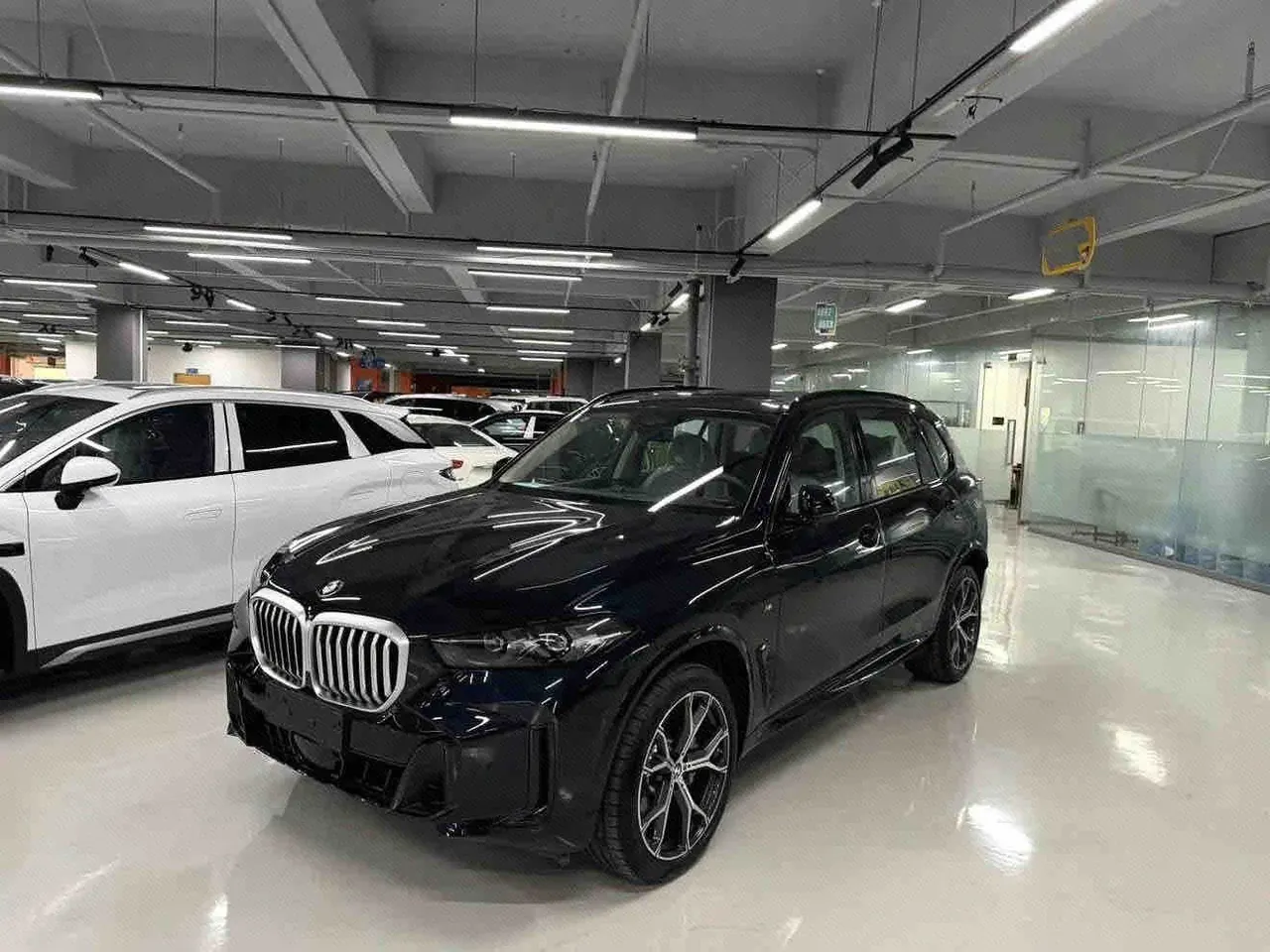 Открыть галерею: BMW 2026 X5 xDrive30Li 48V 2.0T exclusive m sports obsidian night suit (modified) automatic gear