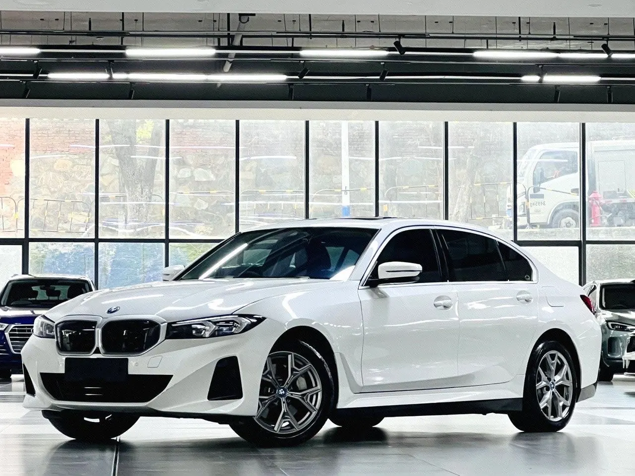 Открыть галерею: BMW 2022 i3 eDrive 35L automatic gear