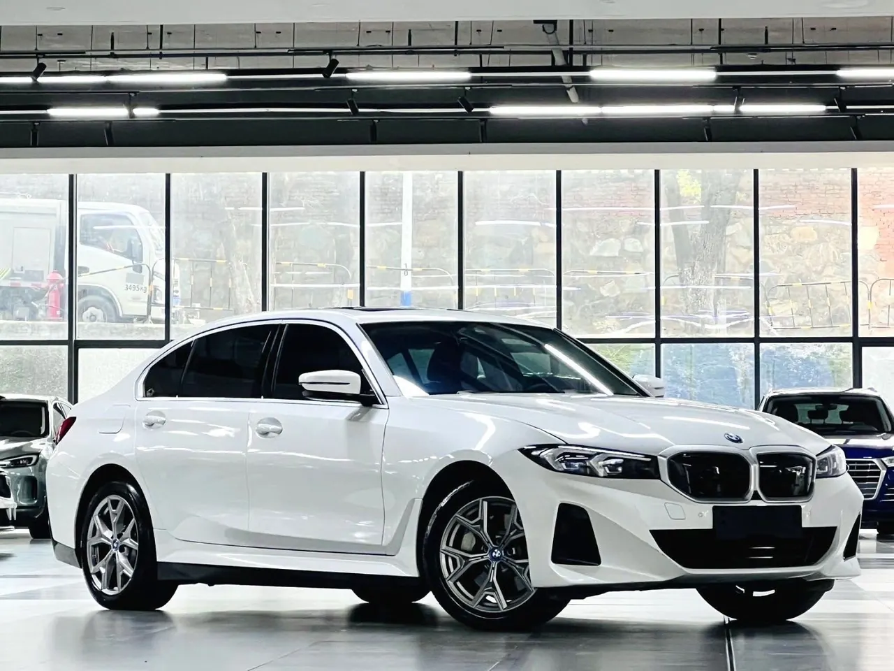 BMW 2022 i3 eDrive 35L automatic gear 3