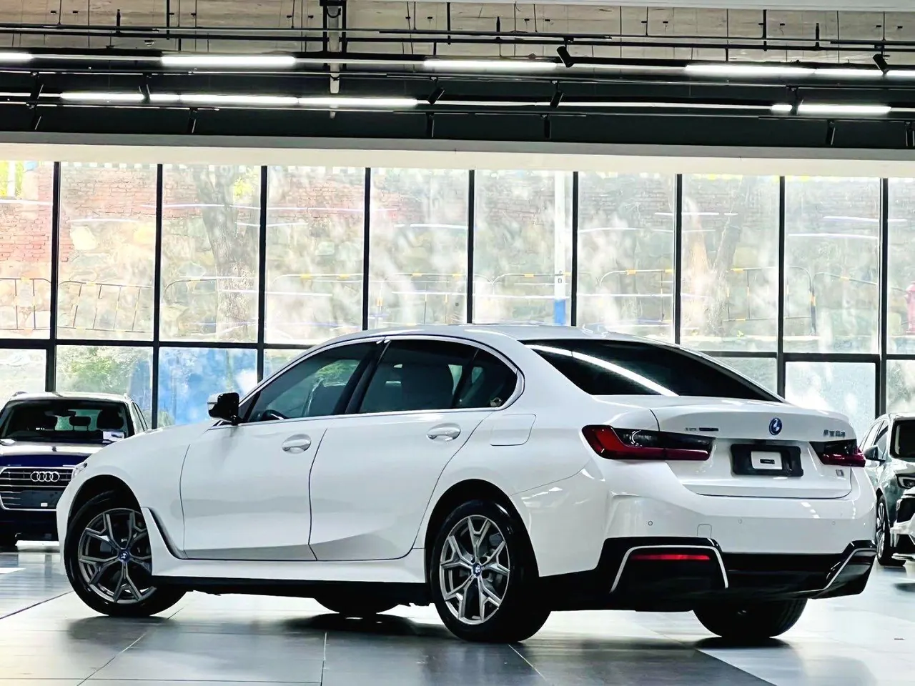BMW 2022 i3 eDrive 35L automatic gear 4