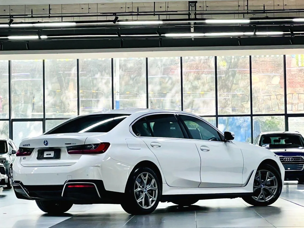 BMW 2022 i3 eDrive 35L automatic gear 5