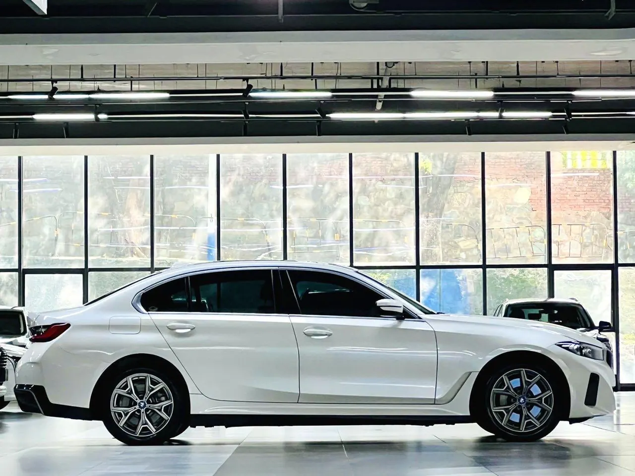 BMW 2022 i3 eDrive 35L automatic gear 6