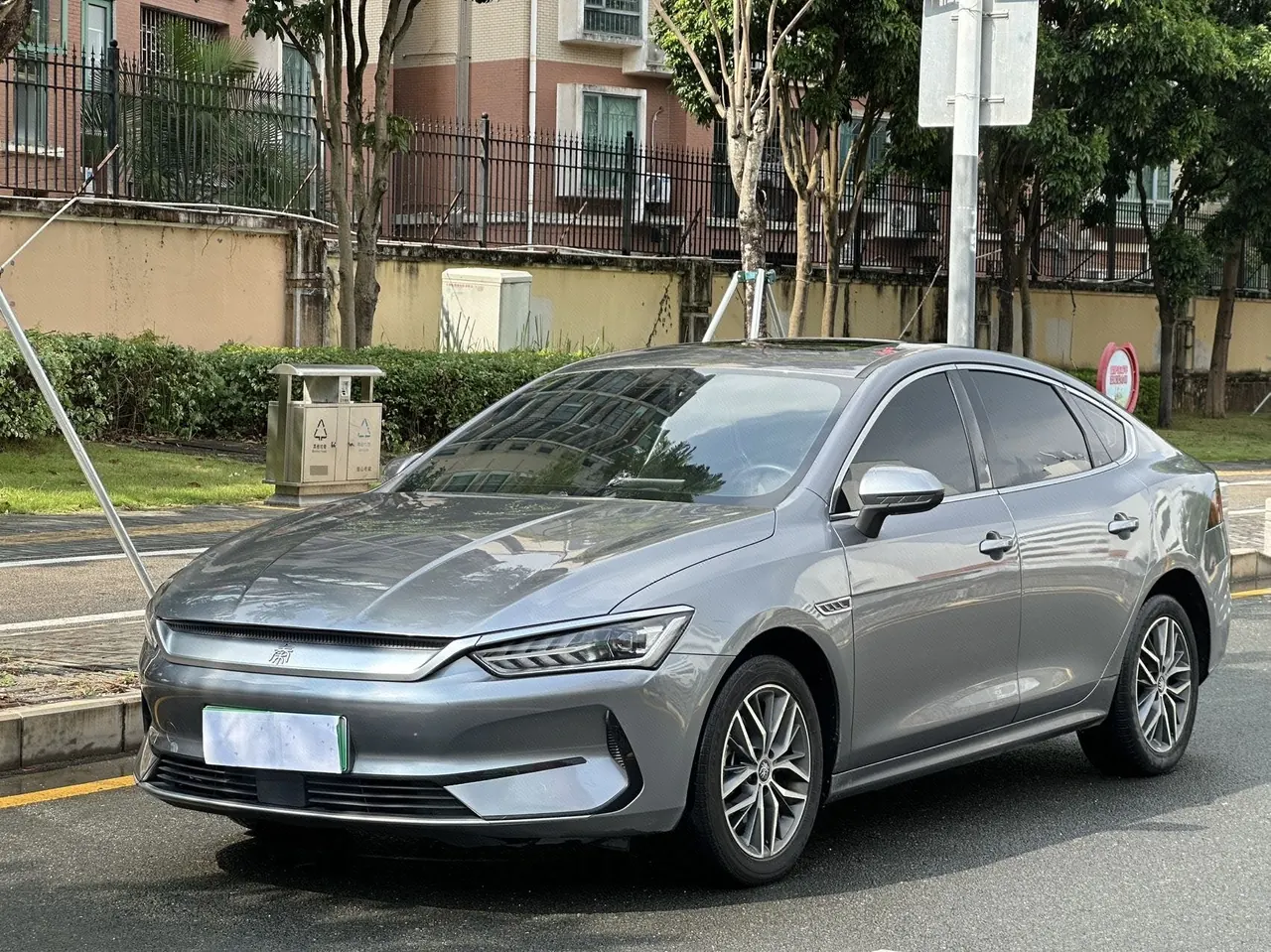 Открыть галерею: BYD 2021 Qin PLUS EV 400KM Luxury Automatic Gear