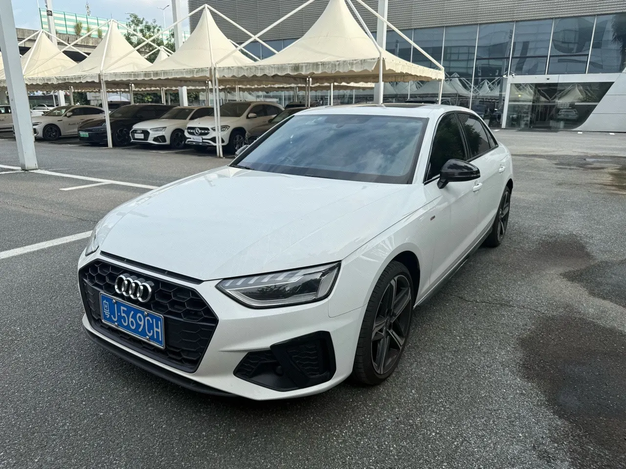 Открыть галерею: Audi 2024 A4L 2.0TFSI 40TFSI Deluxe Dynamic Automatic