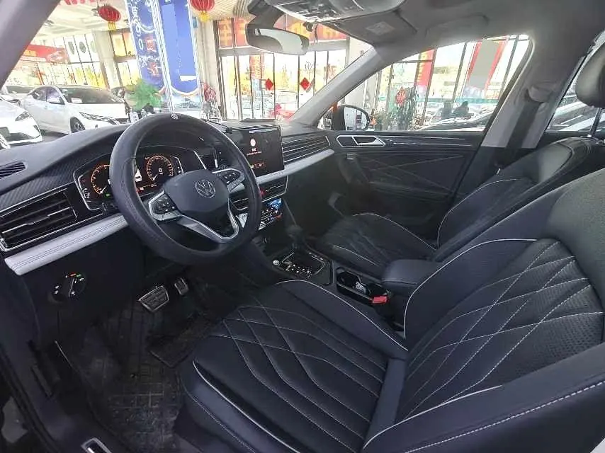 Volkswagen 2024 Tiguan L R-Line 2.0TSI 330TSI Two-Drive R-Line Overdrive Automatic Gear 4