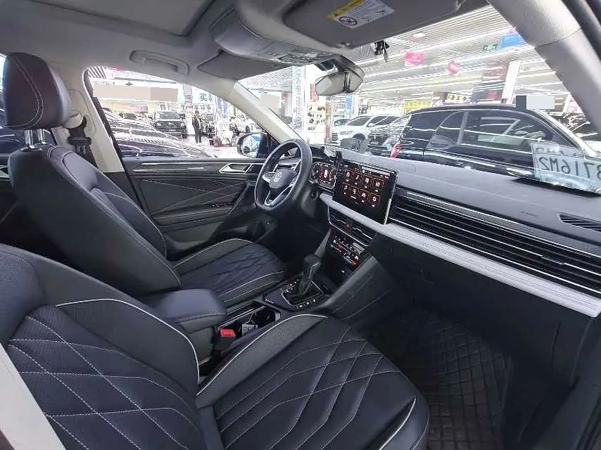 Volkswagen 2024 Tiguan L R-Line 2.0TSI 330TSI Two-Drive R-Line Overdrive Automatic Gear 5