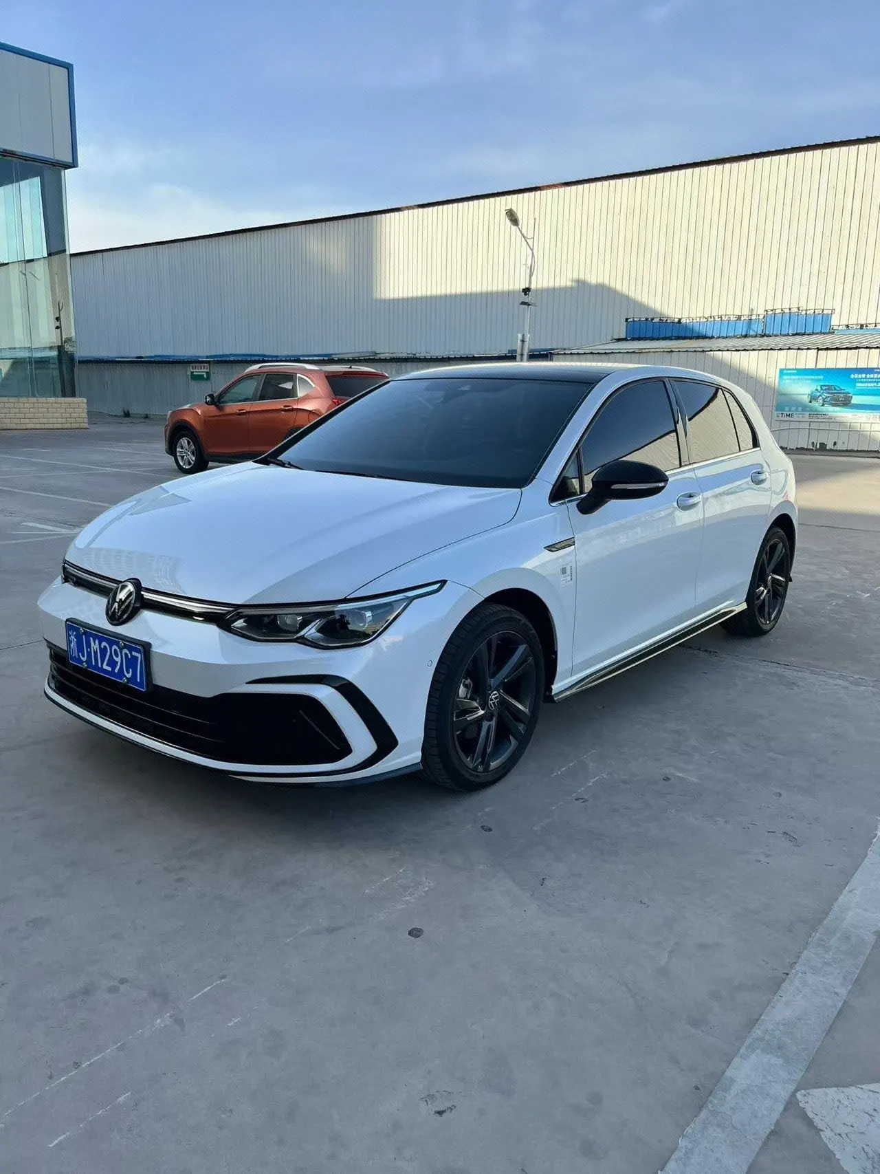 Открыть галерею: Volkswagen 2024 Golf 8 R-Line 1.4TSI 280TSI 50 Year Legendary Automatic