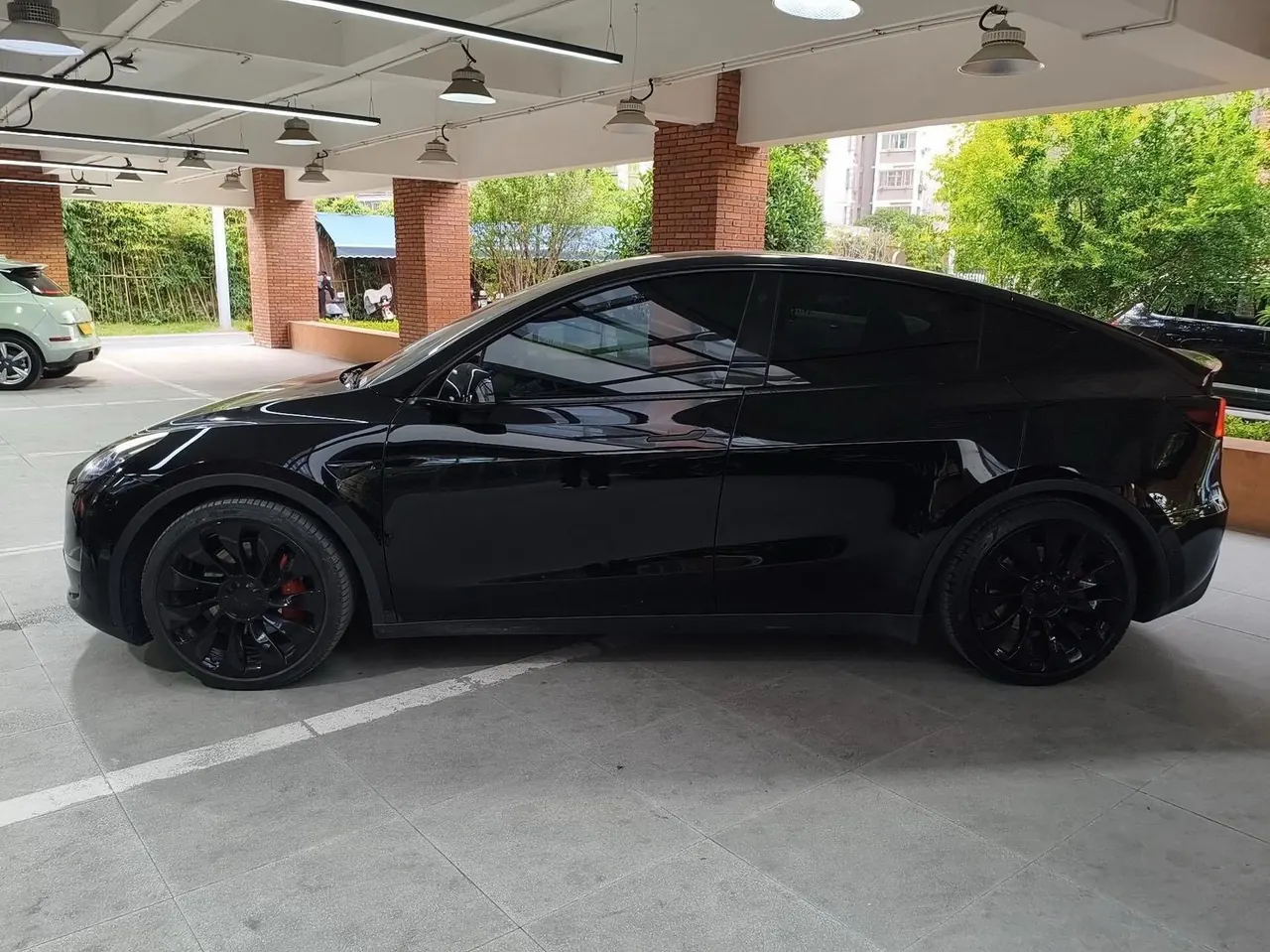 Tesla 2023 Model Y high-performance all-wheel drive version automatic transmission 3