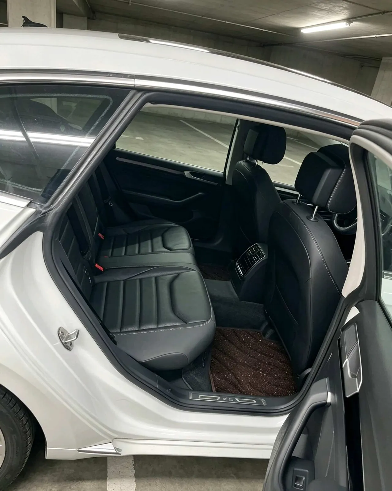 Volkswagen 2024 CC 2.0TSI 380TSI eye-catching automatic transmission 4