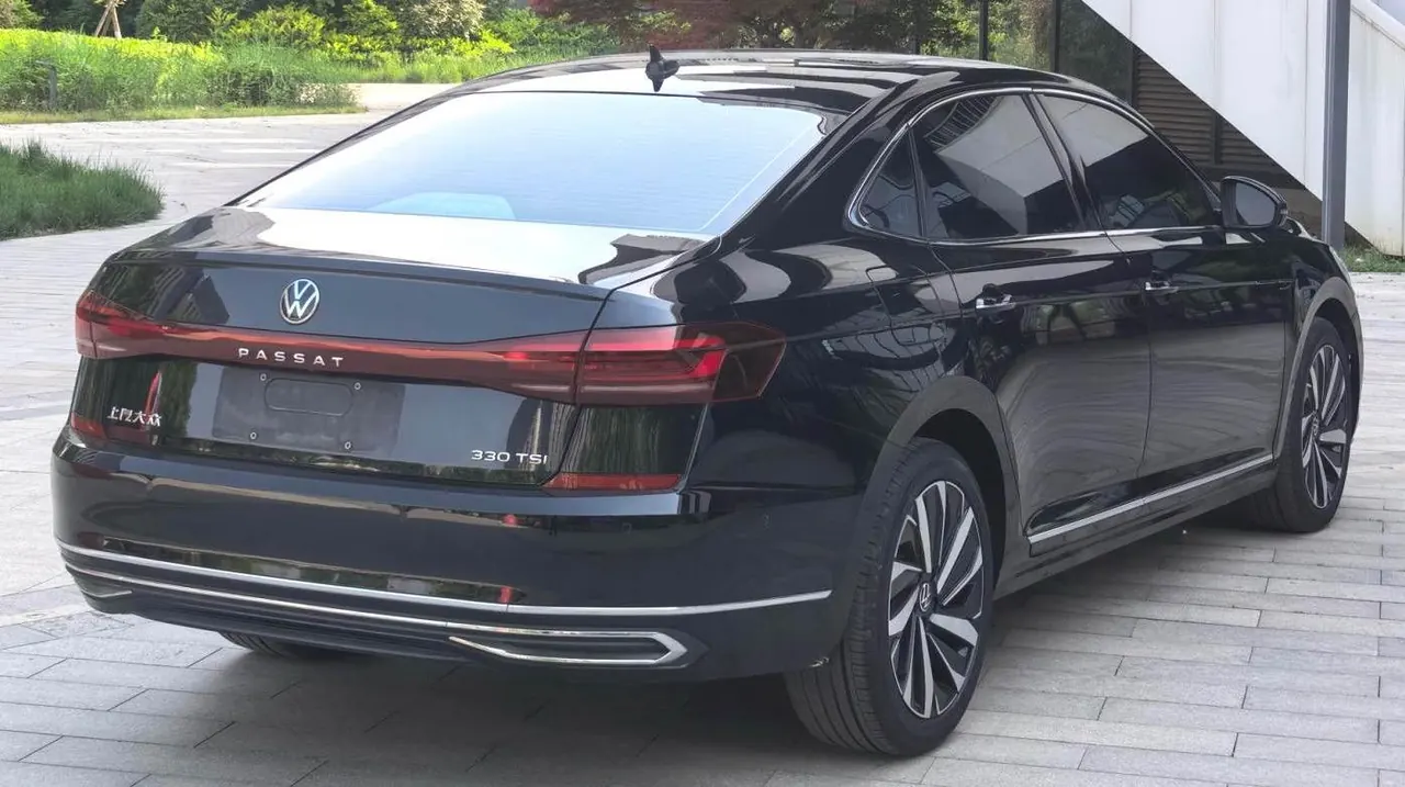 Volkswagen 2023 Passat 2.0TSI 330TSI Deluxe Edition Automatic 2