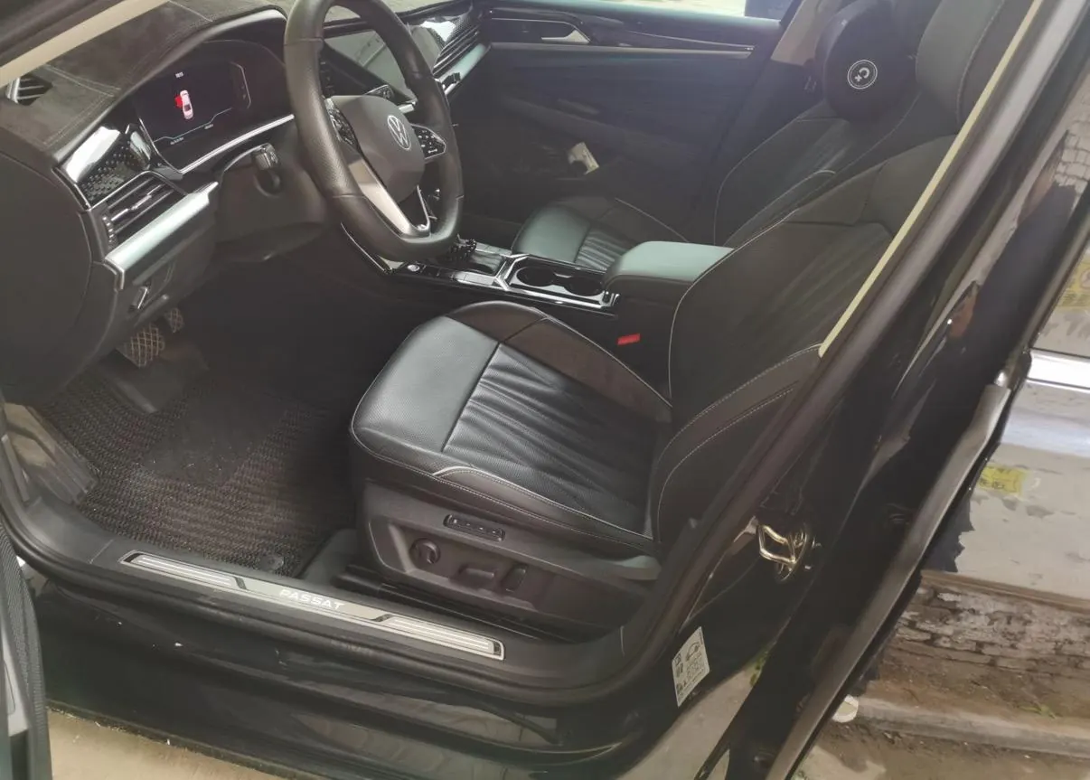 Volkswagen 2023 Passat 2.0TSI 330TSI Deluxe Edition Automatic 4