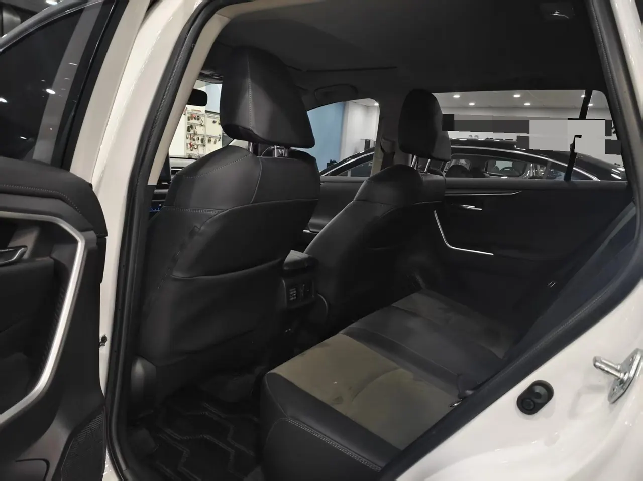 Toyota 2022 RAV4 Rongfeng 2.0 Stepless Four-wheel Drive Fashion Plus Edition Automatic Gear 5