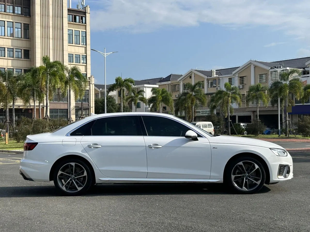 Audi 2020 A4L 2.0TFSI 40TFSI Fashion Dynamic Automatic 5