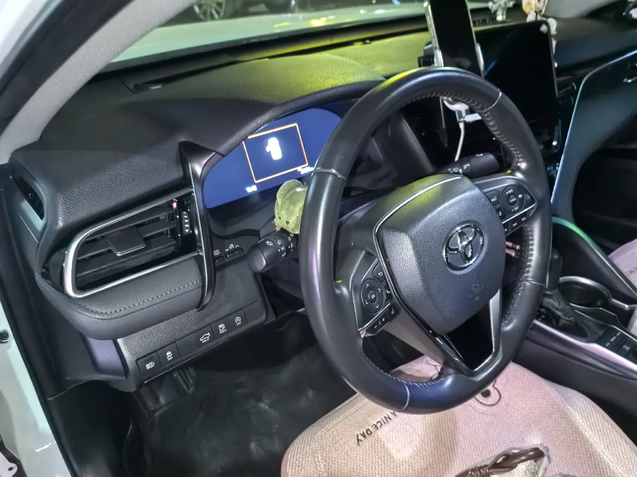 Toyota 2023 Camry 2.5G Deluxe Edition Automatic Gear 9
