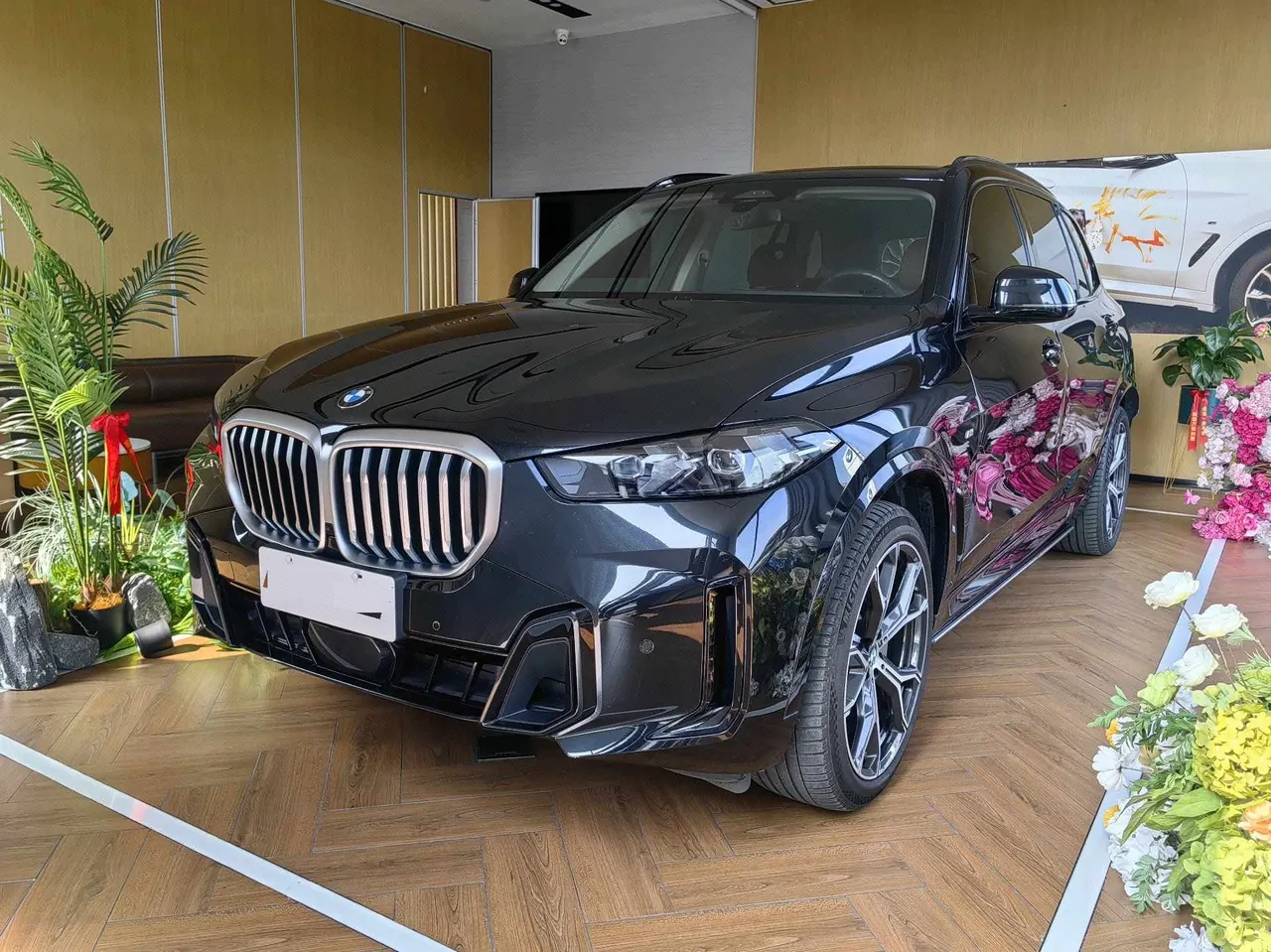 Open image lightbox: BMW 2023 X5 xDrive30Li 48V 2.0T exclusive m sports obsidian night suit automatic gear