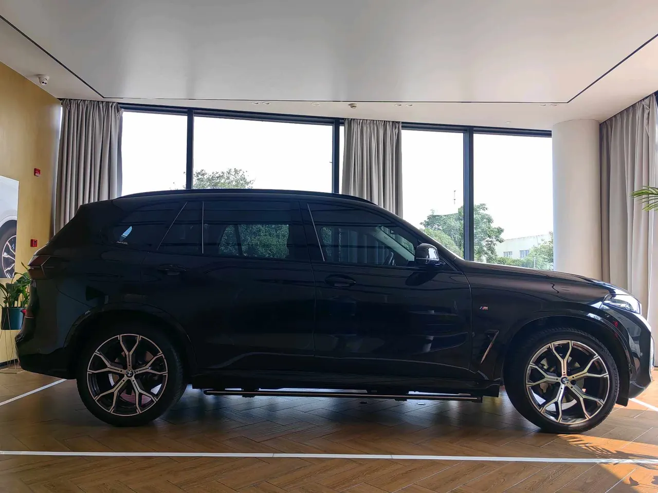 BMW 2023 X5 xDrive30Li 48V 2.0T exclusive m sports obsidian night suit automatic gear 4