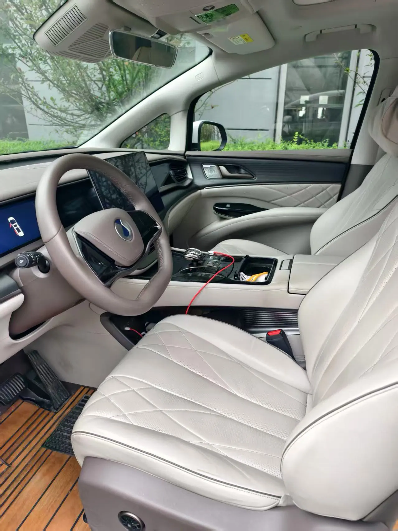 Открыть галерею: Denza 2022 Denza D9 DM-i 1.5T Stepless 970 Four-wheel Drive Honorable Automatic Gear