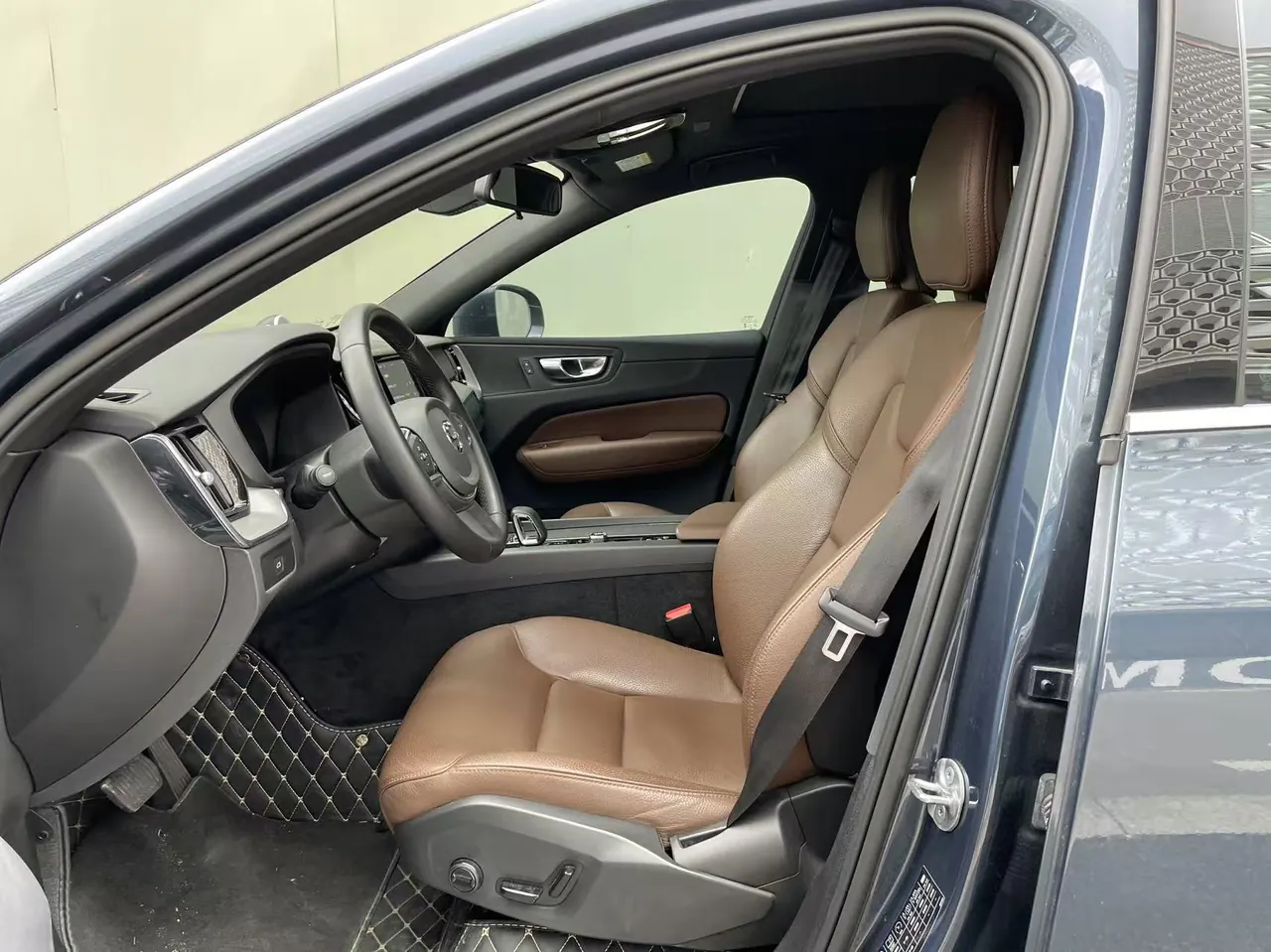 Volvo 2023 XC60 48V 2.0T B5 4-wheel-drive Zhiyi Deluxe Edition Automatic Gear 5