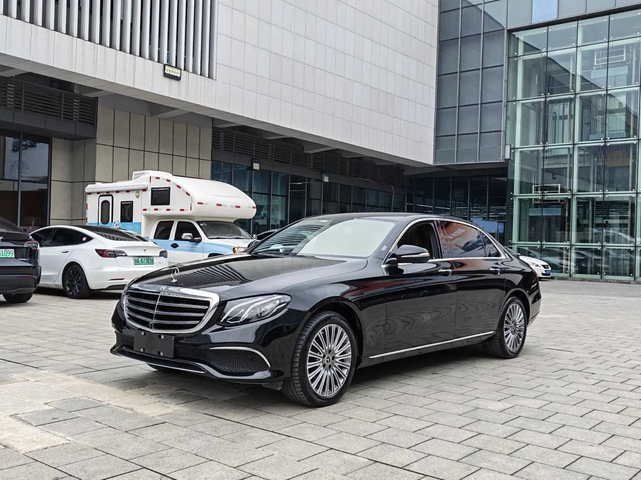 Открыть галерею: Mercedes Benz E Class 2020 E 300 L 2.0T Luxury Automatic Gear