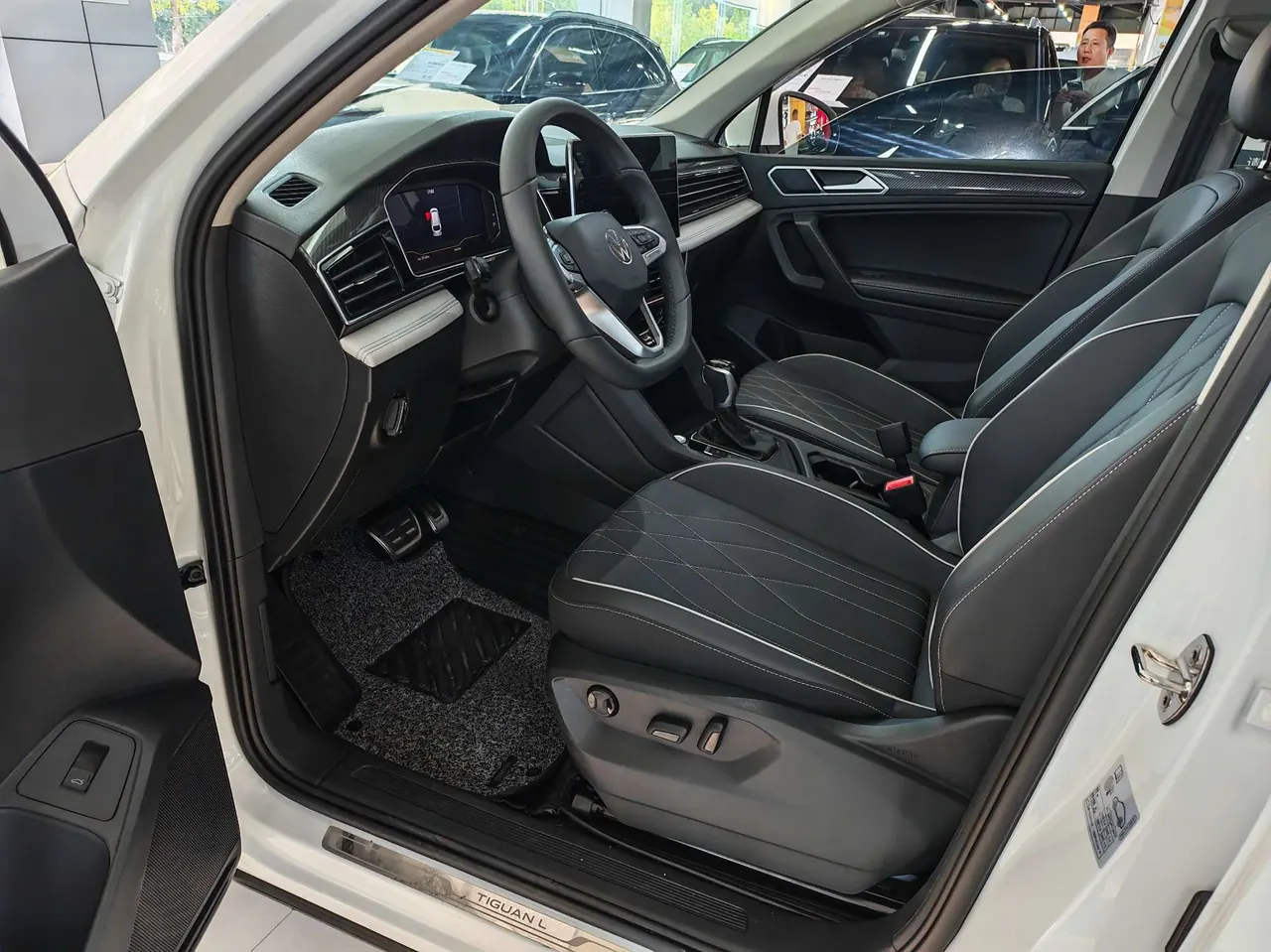 Volkswagen 2025 Tiguan L R-Line 2.0TSI 330TSI outstanding two-wheel drive R-Line Long Yao version automatic gear 2