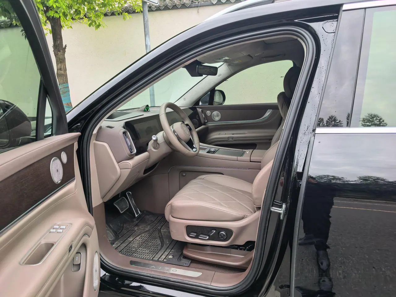 AITO 2025 AITO M9 extended range Ultra version 52kWh6 seat version automatic gear 13