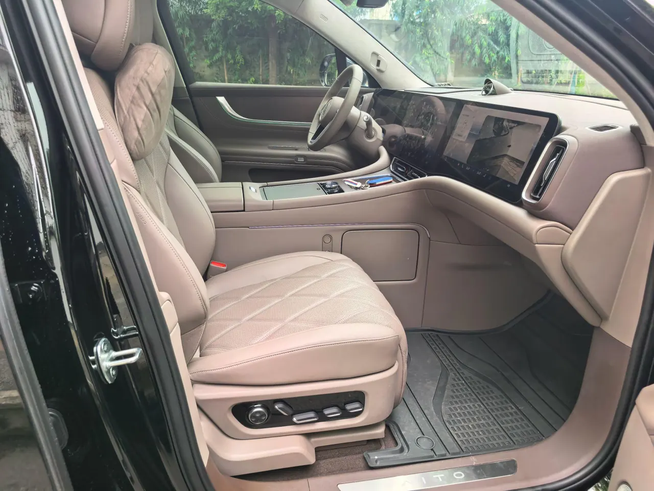 AITO 2025 AITO M9 extended range Ultra version 52kWh6 seat version automatic gear 4