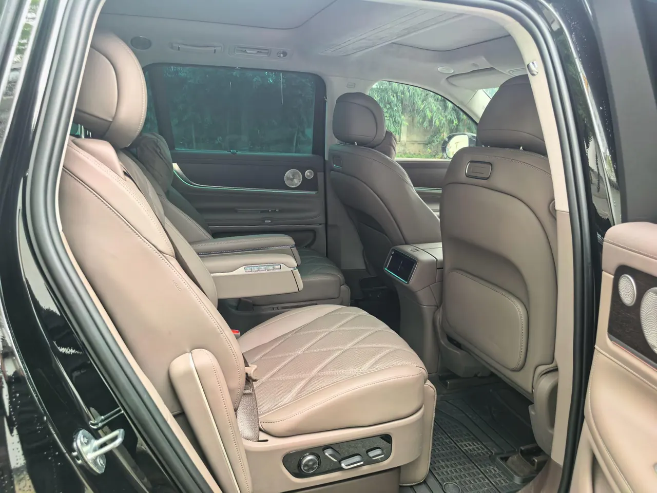 AITO 2025 AITO M9 extended range Ultra version 52kWh6 seat version automatic gear 7