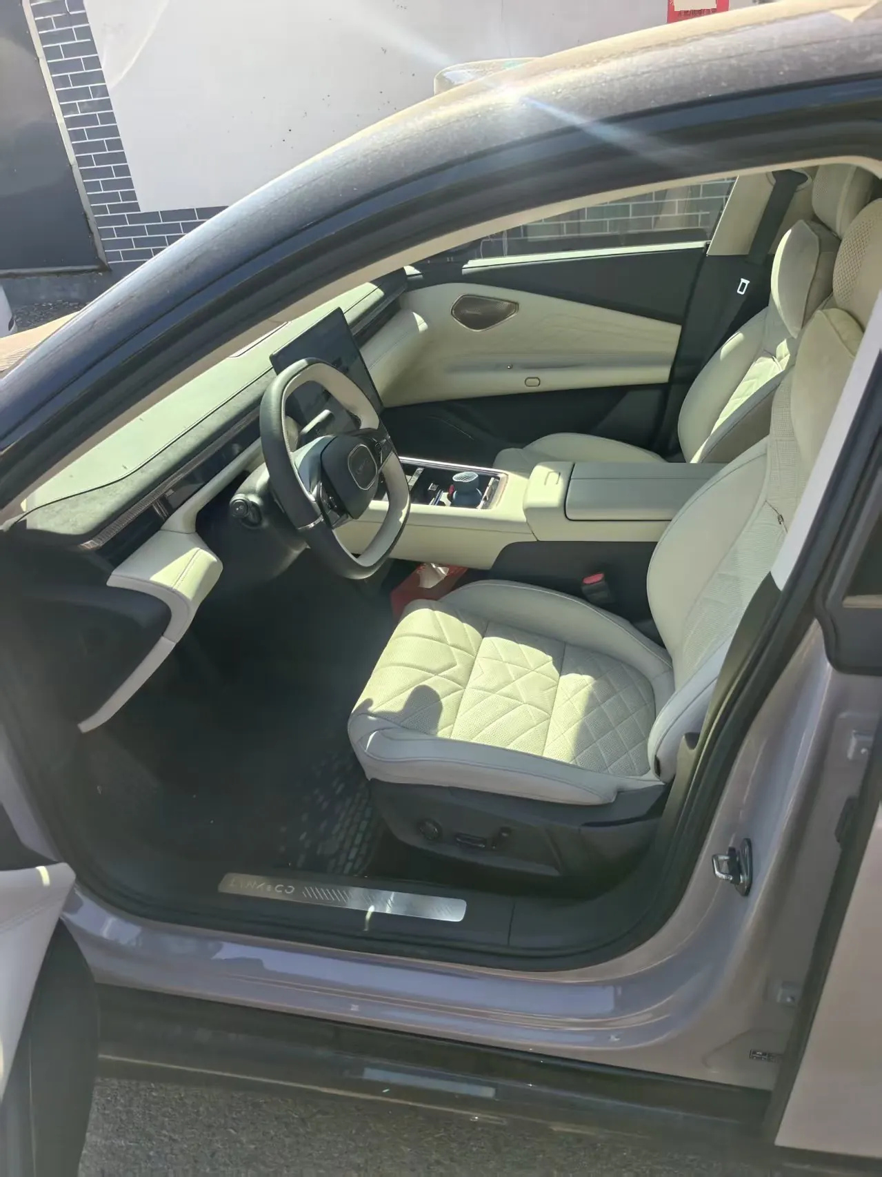 LYNK&amp;CO 2025 LYNK&amp;CO 10 EM-P 1.5T 240 four-wheel drive Ultra sports version automatic gear 3