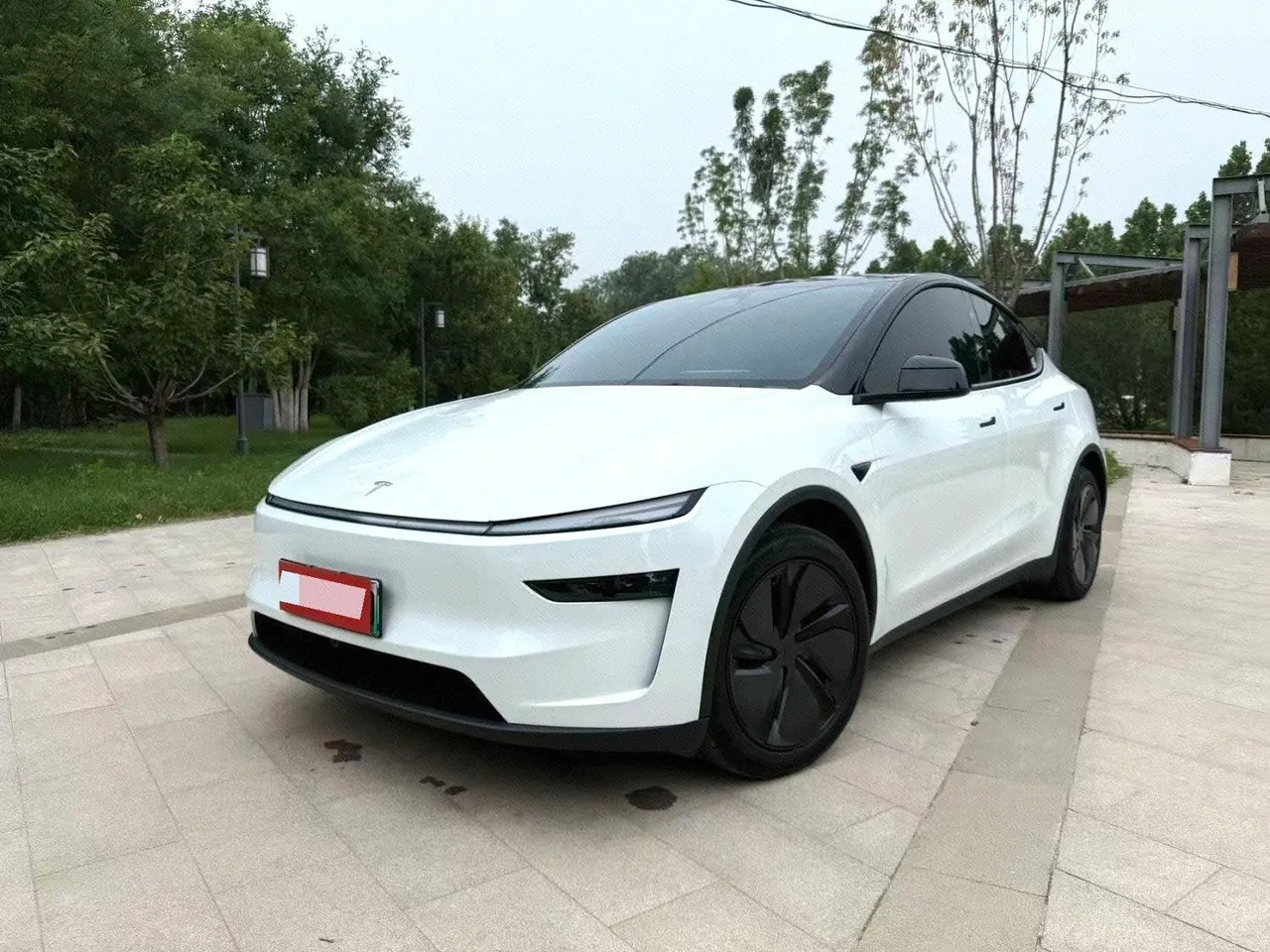 Open image lightbox: Tesla 2025 Model Y rear-wheel drive version automatic transmission