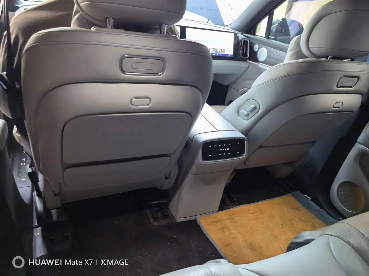 AITO 2024 AITO M9 extended range Ultra version 52kWh5 seat version automatic gear 2