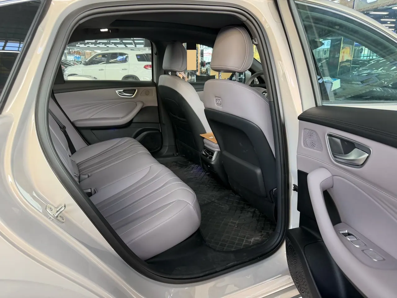 Roewe 2025 M7 DMH 1.5 160km Premium Edition Automatic Gear 5