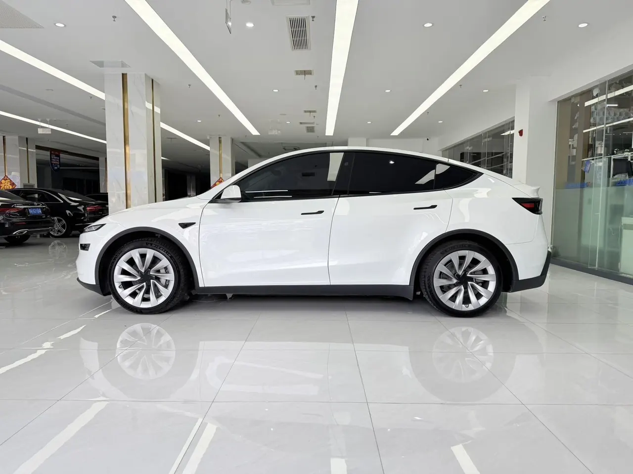 Tesla 2026 Model Y Rear-Wheel-Drive Automatic 2