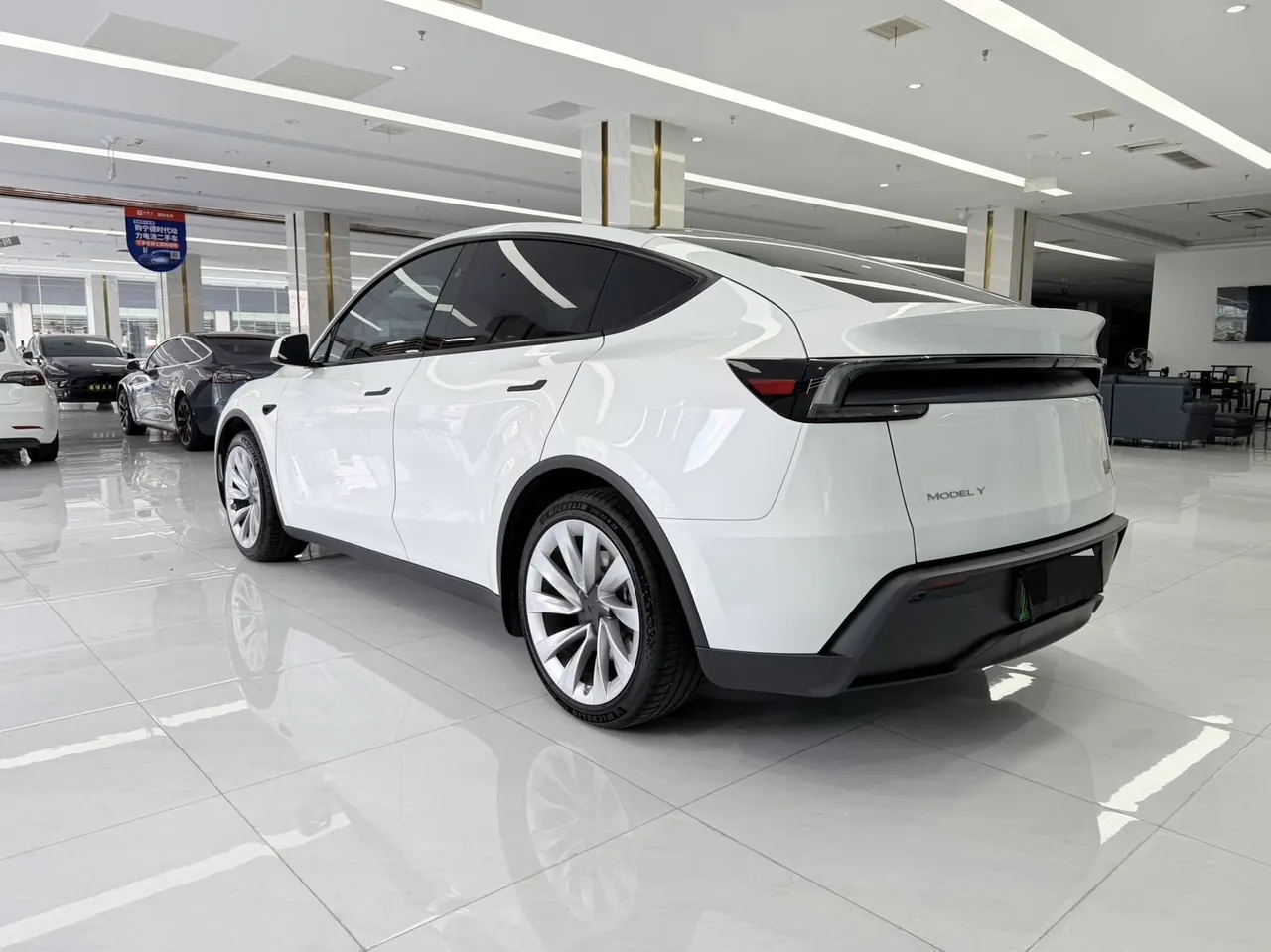 Tesla 2026 Model Y Rear-Wheel-Drive Automatic 3