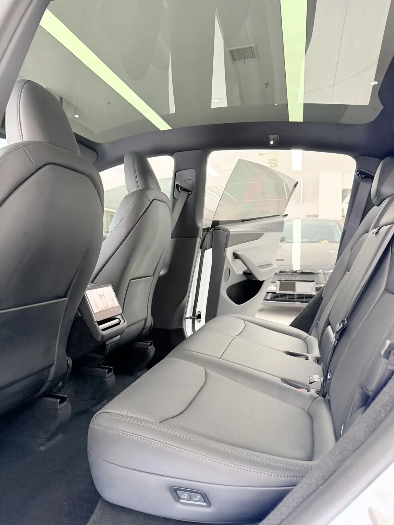 Tesla 2026 Model Y Rear-Wheel-Drive Automatic 5