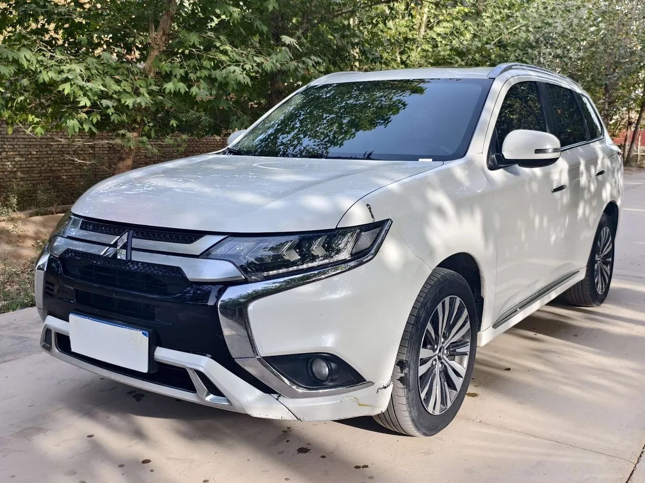 Mitsubishi 2020 Outlander 2.4 stepless four-wheel drive to enjoy the version of the 5-seat automatic gear - View 1