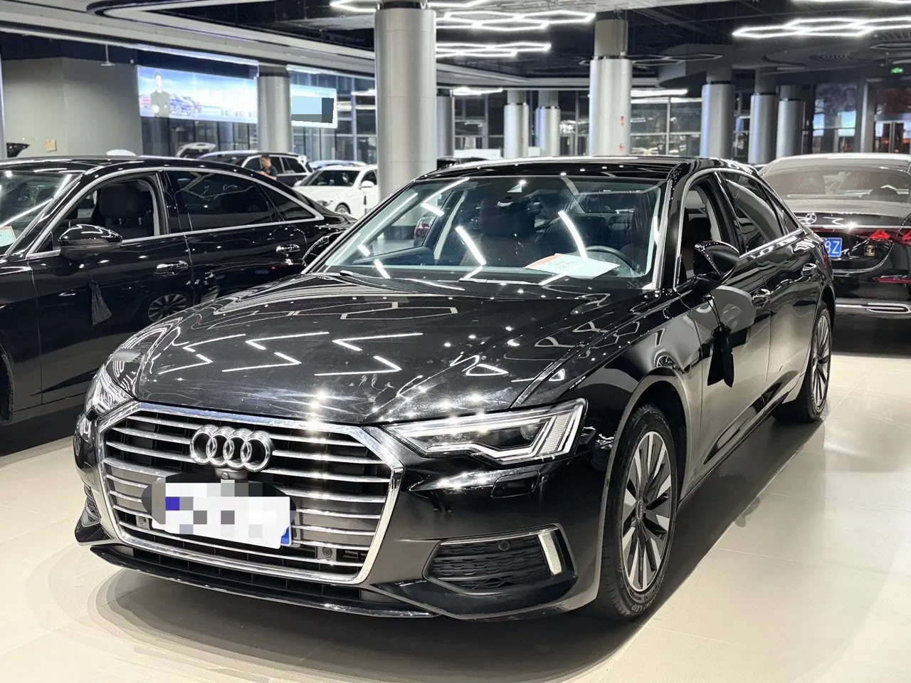 Открыть галерею: Audi 2022 A6L 2.0TFSI 45TFSI Zhenzhiya Automatic Gear