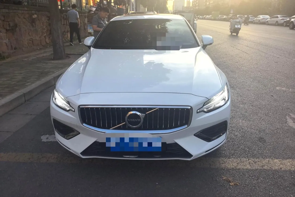 Volvo 2023 S60 48V 2.0T B4 Zhiyi Deluxe Edition Automatic Gear 2