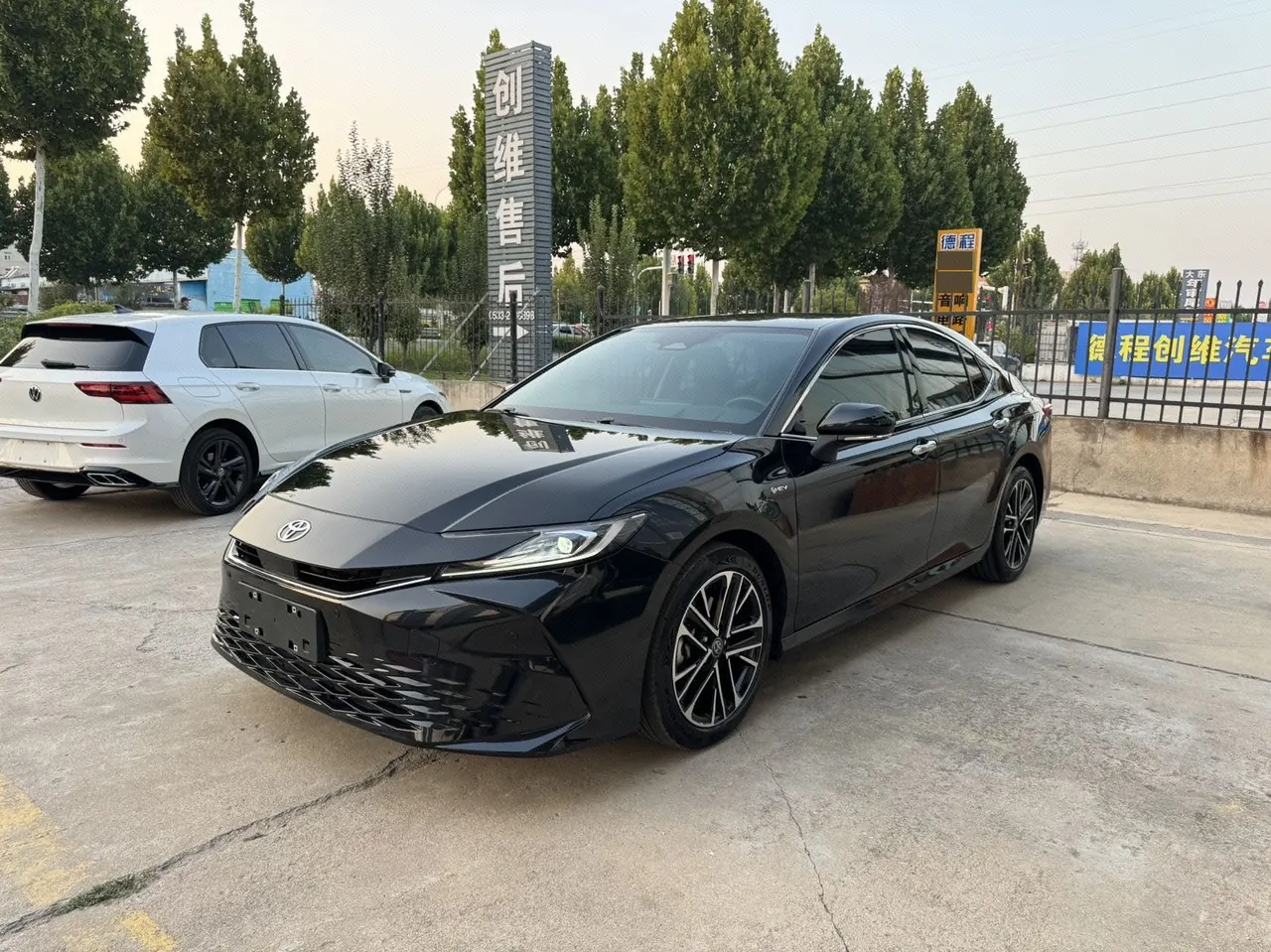 Open image lightbox: Toyota 2024 Camry Dual Engine 2.5HG Stepless Premium Edition Automatic Gear