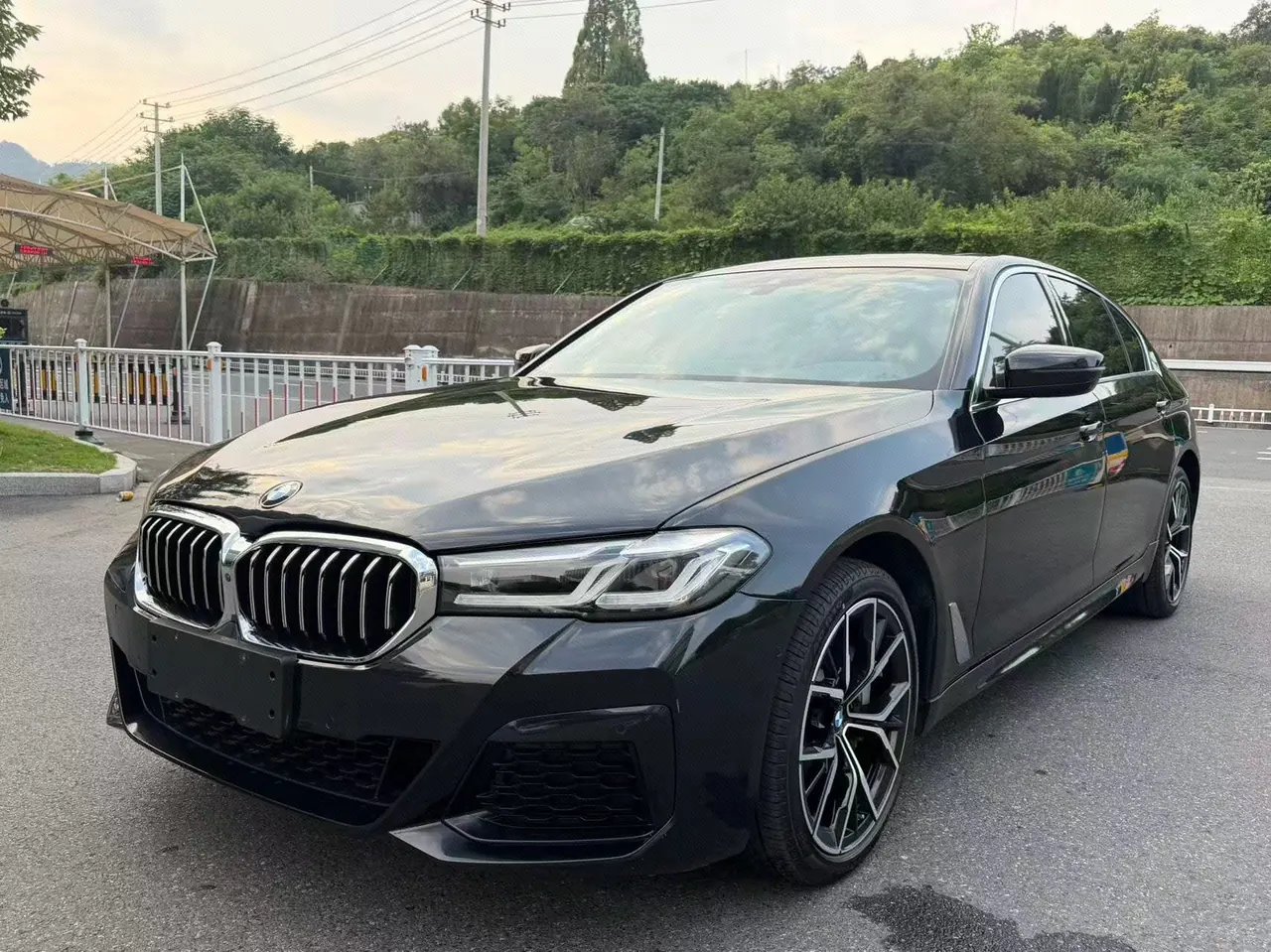 Открыть галерею: BMW 5 Series 2022 530Li 2.0T Exclusive M Sports Suit Automatic Gear