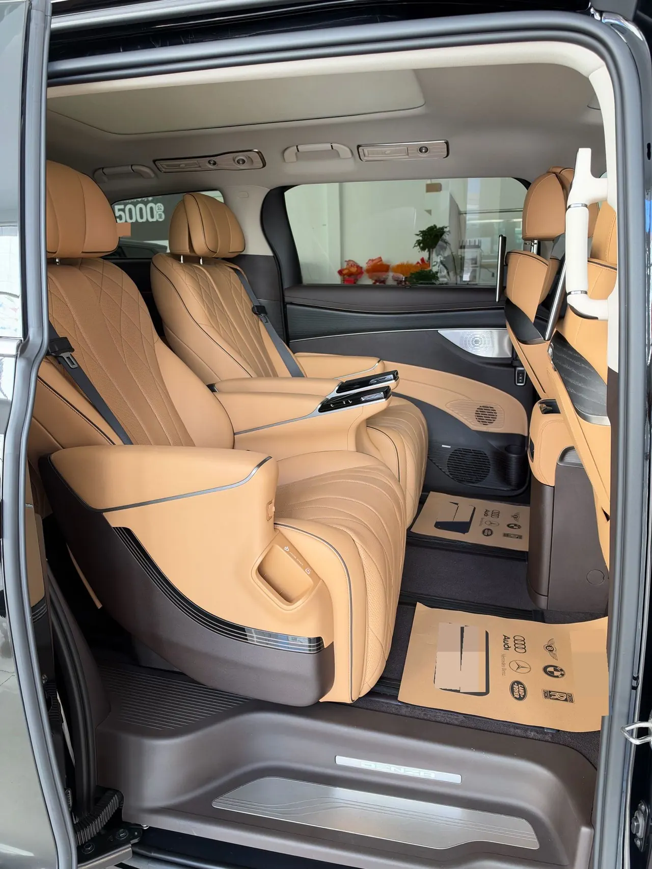Denza 2024 Denza D9 DM-i 1.5T Stepless 980 Four-wheel Drive Honorable Automatic Gear 3