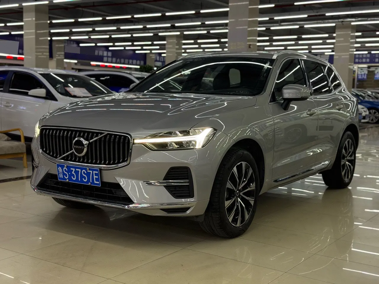 Открыть галерею: Volvo 2023 XC60 48V 2.0T B5 4WD Zhiyuan Sports Edition Automatic Gear