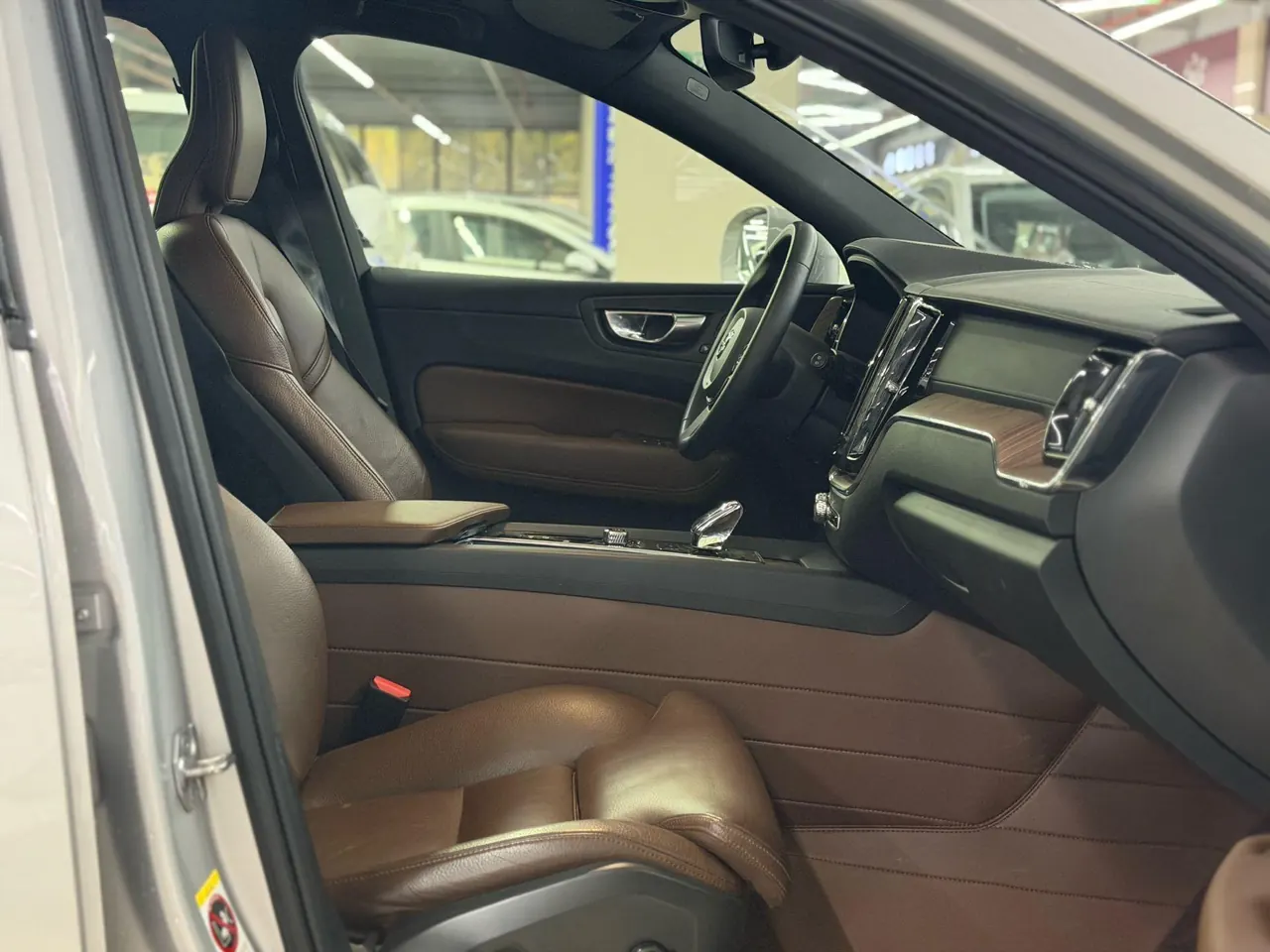 Volvo 2023 XC60 48V 2.0T B5 4WD Zhiyuan Sports Edition Automatic Gear 6