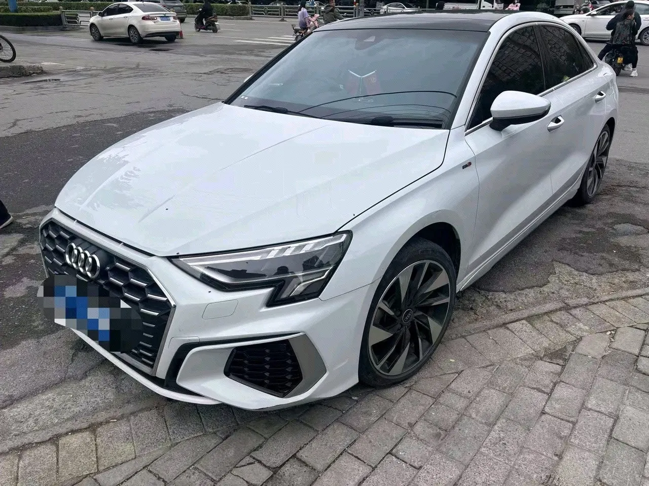Открыть галерею: Audi 2024 A3L Limousine 1.4TFSI 35TFSI Fashion Sports Automatic
