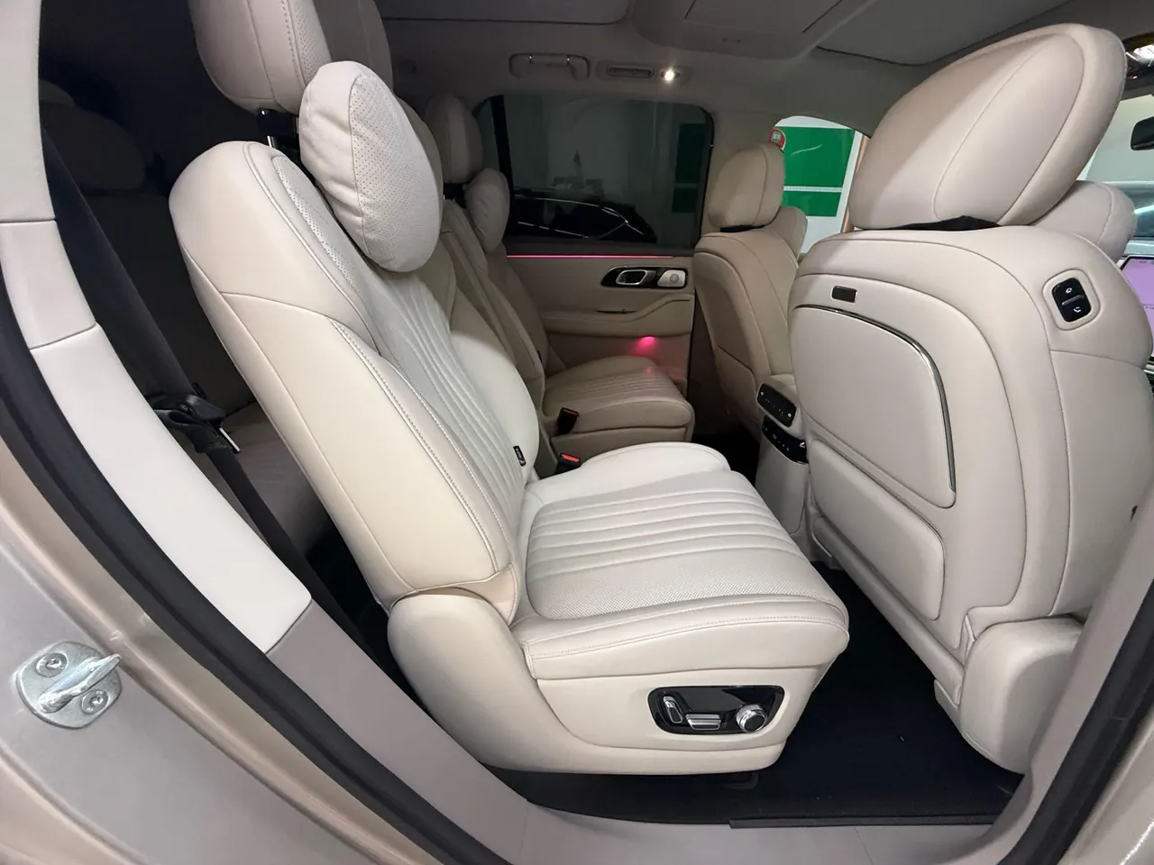 Geely Galaxy 2025 M9 1.5T 210km 4-wheel drive pilot version automatic gear 11