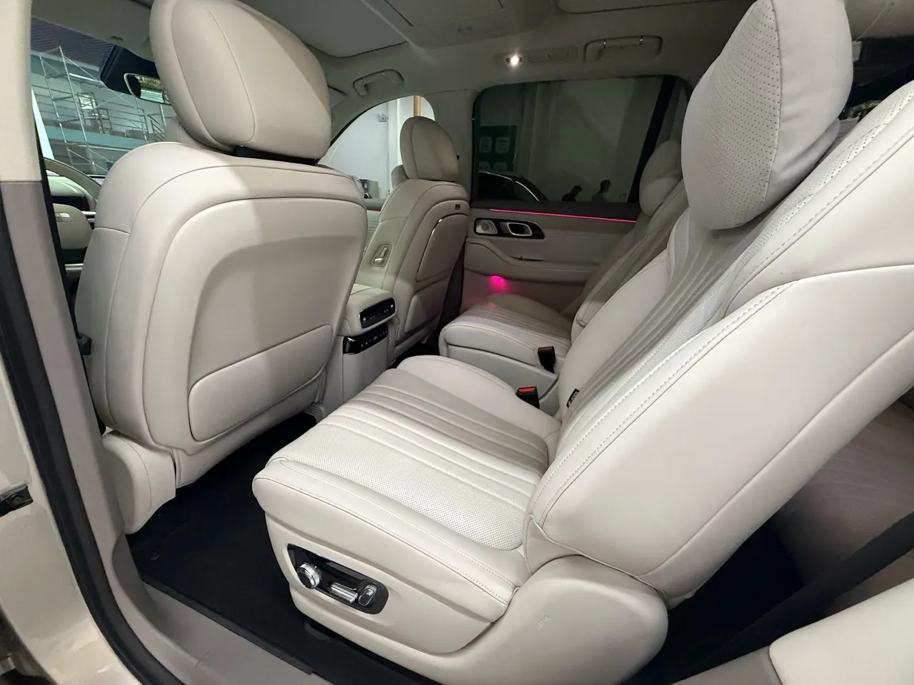 Geely Galaxy 2025 M9 1.5T 210km 4-wheel drive pilot version automatic gear 4